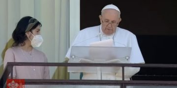 Papa Franjo sa bolničkog balkona održao angelus