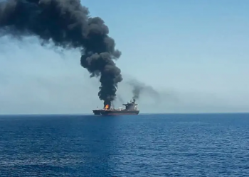 Izraelski naftni tanker Mercer Street zapaljen i ubijene dvije osobe