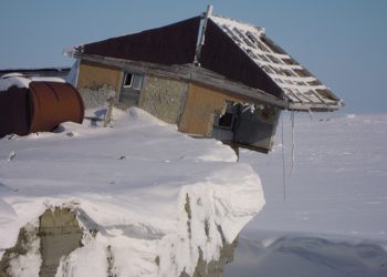 Strava u Rusiji: Sibirski permafrost se topi, kuće nestaju, otvaraju se rupe u cestama..