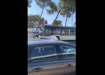 VIDEO: Ilegalni vozač taksija turistima u Splitu naplatio 900 kuna prijevoz od hotela do aerodroma