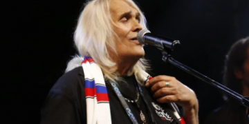 Bora Čorba održao nastup ogrnut Hajdukovim šalom