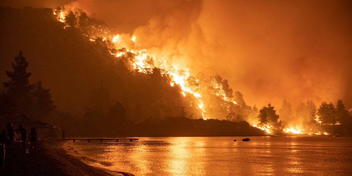 Grčku više kanaderi ne mogu spasiti. Voda se pretvori u paru prije pada.