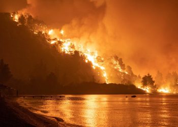 Grčku više kanaderi ne mogu spasiti. Voda se pretvori u paru prije pada.