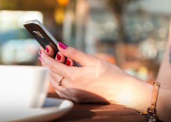 Koliko godina života provedemo gledajući u ekran mobilnog telefona?