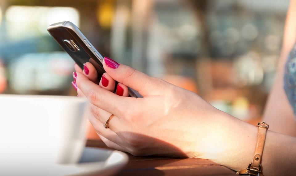 Koliko godina života provedemo gledajući u ekran mobilnog telefona?