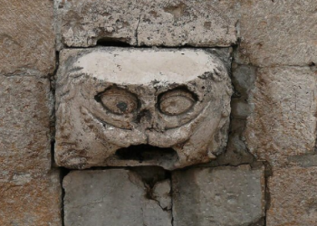 Kamena sova u Dubrovniku donosi sreću i ljubav onima koji uspiju stati na nju!