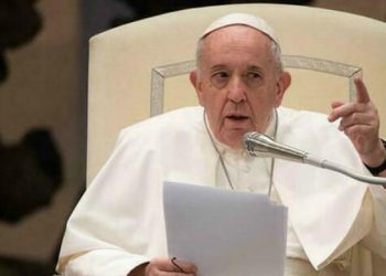 Papa Franjo osudio zločine rađene u ime Božje. Rekao je da crkva nije samo u crkvi.