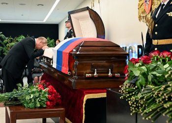 Putin prvi put slomljen od bola prijatelju na grobu.