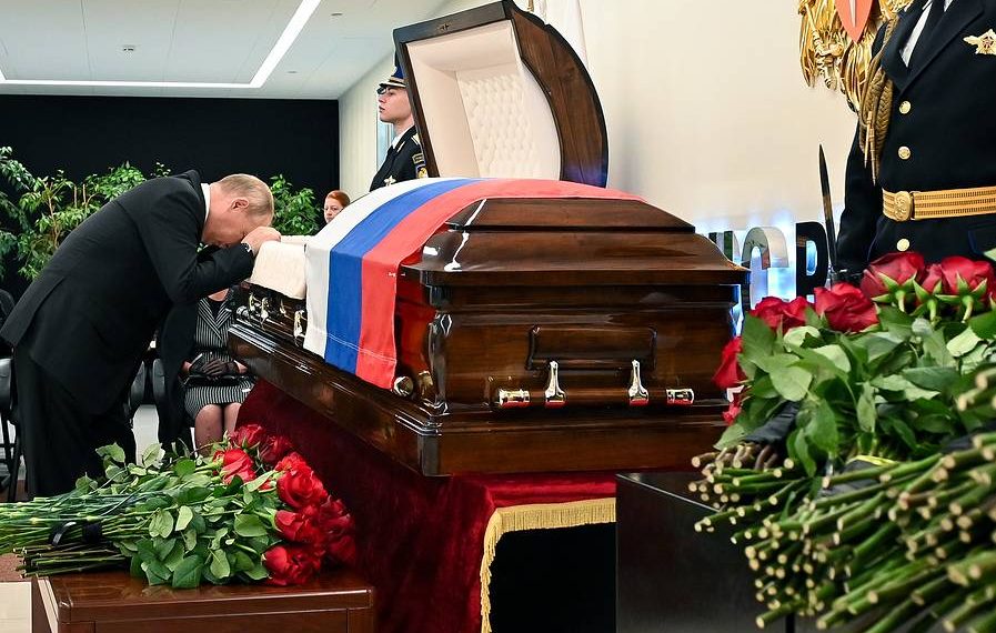 Putin prvi put slomljen od bola prijatelju na grobu.