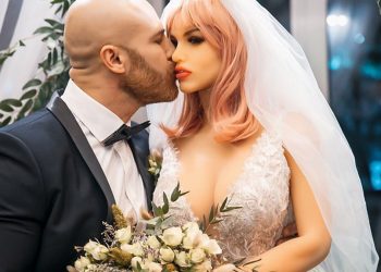 Čovjek koji se vjenčao seks lutkom sada ima novu, još bizarniju ‘ljubav’
