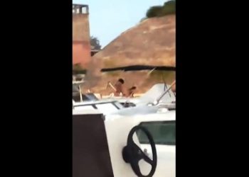 Vrući seks na Jadranu: Ovom paru ne smetaju ‘dodatne aktivnosti’ na brodu…