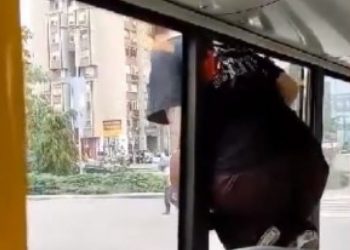 Video / Neobična situacija: Djevojka je iskočila kroz prozor autobusa