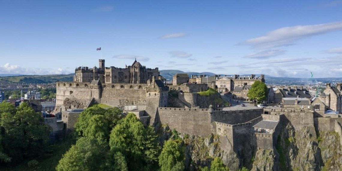 Skoro 900 godina stari Edinburški dvorac
