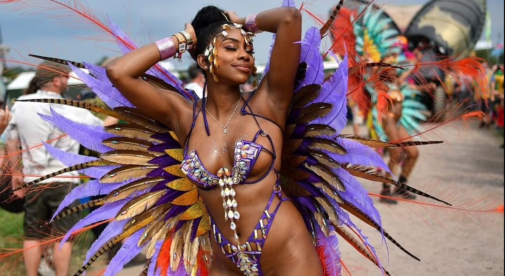 U Glastonburyju je vruće! Posjetitelji festivala oblače u strastvenu odjeću