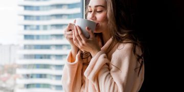 Stručnjaci objasnili ko bi trebao piti hladnu, a ko toplu kafu i zašto