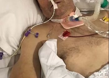 Otac dvoje djece, ‘ostavljen paraliziran’ prvim ubodom AstraZeneca Covida, mora koristiti invalidska kolica i okvir za hodanje nakon 420 dana u bolnici