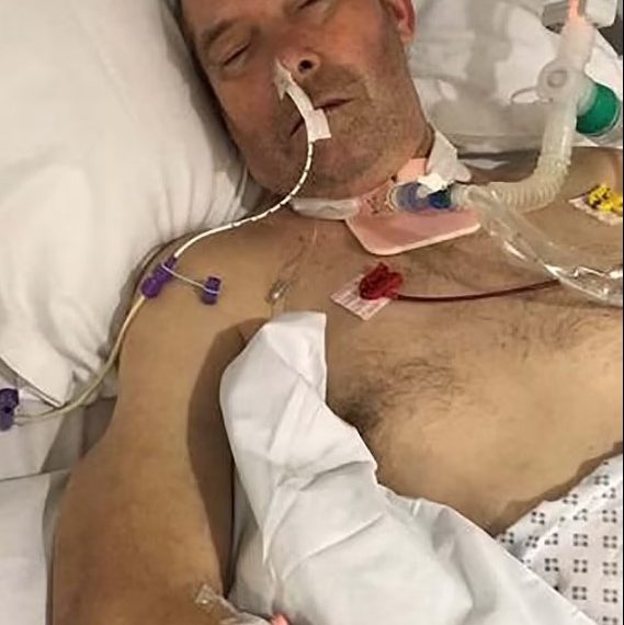 Otac dvoje djece, ‘ostavljen paraliziran’ prvim ubodom AstraZeneca Covida, mora koristiti invalidska kolica i okvir za hodanje nakon 420 dana u bolnici