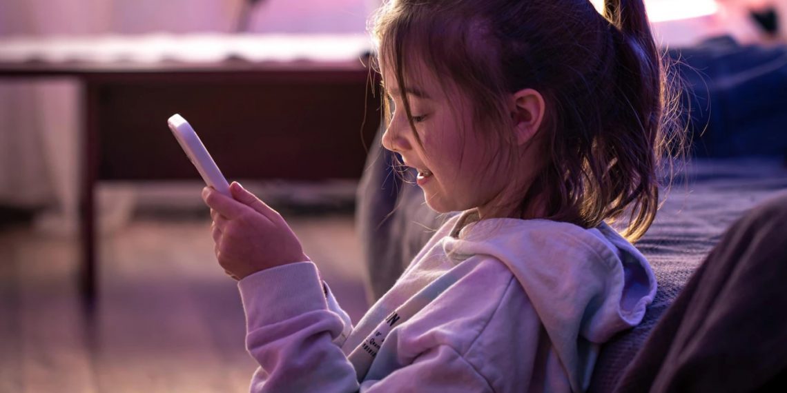 Otkriven razlog zašto djeca sve više postaju ovisna o mobitelima