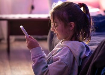Otkriven razlog zašto djeca sve više postaju ovisna o mobitelima