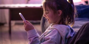 Otkriven razlog zašto djeca sve više postaju ovisna o mobitelima