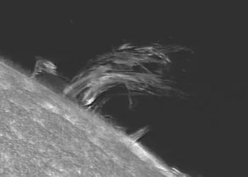 Dovoljno velik da proguta Zemlju: Sunčev tornado dug 20.000 kilometara eruptirao je na površini Sunca.
