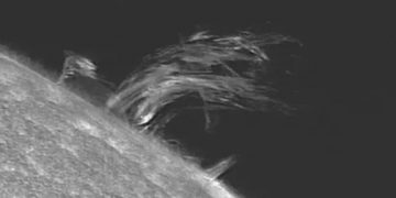 Dovoljno velik da proguta Zemlju: Sunčev tornado dug 20.000 kilometara eruptirao je na površini Sunca.