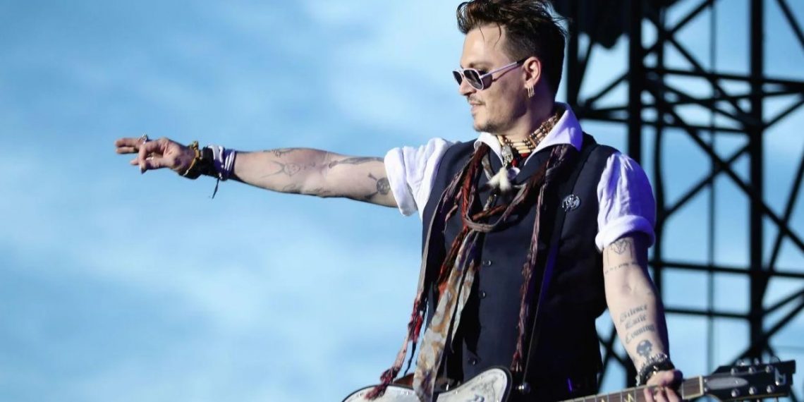 Johnny Depp ponovno se sastaje sa svojim kolegama, Amber Heard priznala da si ne može priuštiti odštetu od 8,3 milijuna dolara