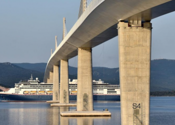 Ispod Pelješkog mosta prošao prvi kruzer visok 51 metar