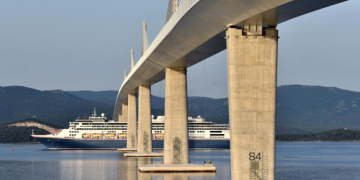 Ispod Pelješkog mosta prošao prvi kruzer visok 51 metar