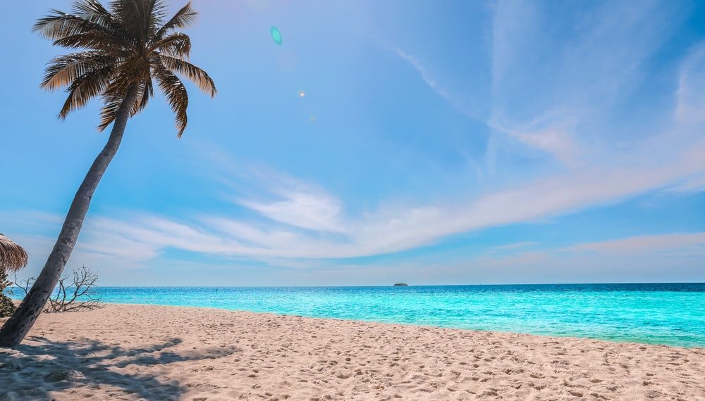 Grad u Španjolskoj kažnjava turiste sa 785 dolara za mokrenje u moru