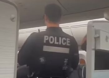 Britanski putnik otkriva da je naoružana policija naložila njemu i kolegama iz Formule 1 nakon što su bili pogrešno optuženi da su ‘pijani ili krše pravila o maski’