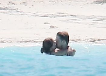 Taylor Swift oduševila se u crnom bikiniju dok dijeli strastvene poljupce s dečkom