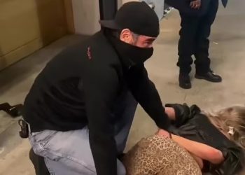 Poznata američka pjevačica, voditeljica, glumica uhapšena… VIDEO!