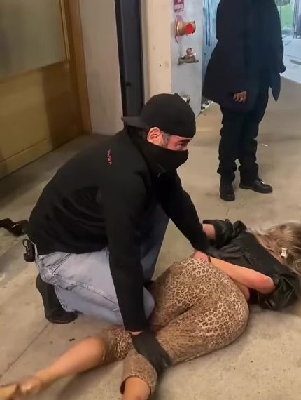 Poznata američka pjevačica, voditeljica, glumica uhapšena… VIDEO!