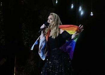 Adele izrazila podršku londonskoj povorci ponosa: Nastupila ogrnuta zastavom duginih boja