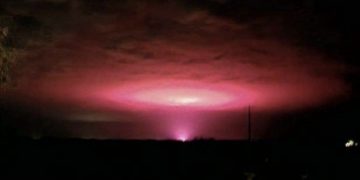 Što je ovo? Misteriozna ružičasta svjetlost pojavila se iznad australskog grada