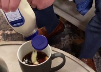Igrač američkog fudbala pije kafu sa majonezom