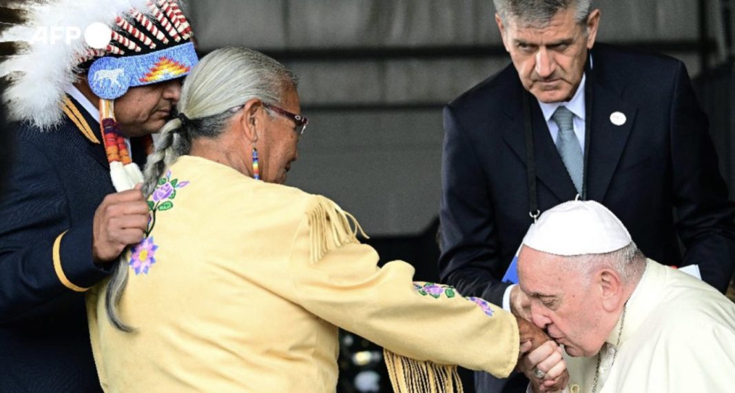 Papa stigao u Kanadu, tražit će oprost zbog jezivih zločina svećenika nad djecom