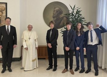 Elon Musk se nakon dugo vremena oglasio na Twitteru, objavio sliku sa Papom