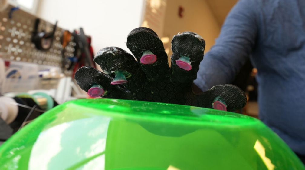 Rukavica inspirirana hobotnicom pomaže ljudima uhvatiti skliske predmete