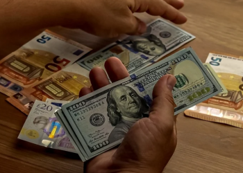 EURO VRIJEDI MANJE OD DOLARA: TO SE DESILO PRVI PUT U 20 GODINA