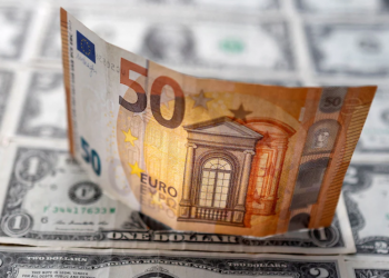 Euro u velikim problemima: Prvi put u 20 godina euro pao ispod dolara, a padat će i dalje