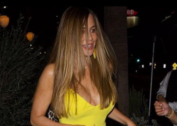 Sofia Vergara proslavila 50. rođendan u uskoj žutoj haljini s neodoljivim dekolteom