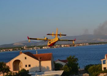 Izbio požar kod zračne piste Zemunik: Vatrogasci i air tractor na terenu