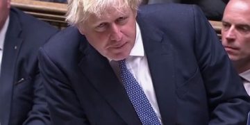 Premijer Engleske prisiljen podnio ostavku