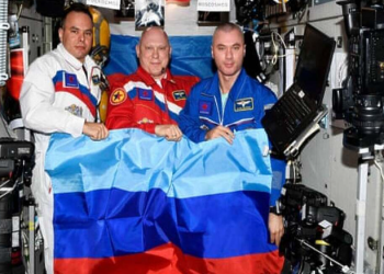 Ruski astronauti na ISS-u slikali se sa zastavama paradržava Lugansk i Donjeck