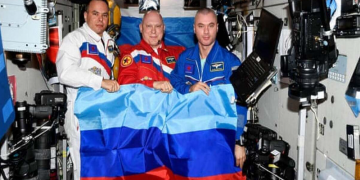 Ruski astronauti na ISS-u slikali se sa zastavama paradržava Lugansk i Donjeck