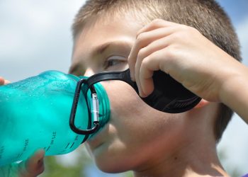 Plastične boce za višekratnu upotrebu ispuštaju stotine opasnih čestica u vodu