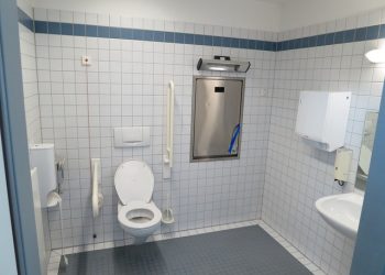 Zašto bi neki muškarci trebali mokriti sjedeći