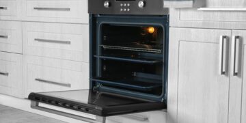 Odmašćuje trenutno: Trik koji pećnicu čisti bolje i od sode bikarbone i octa